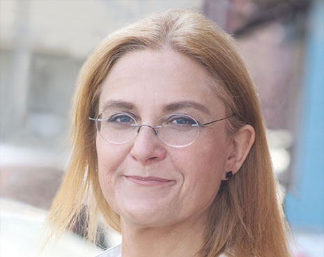 Bogna Białecka - Magister psychologii Uniwersytetu im. Adama Mickiewicza w Poznaniu, stały współpracownik „Przewodnika Katolickiego”, prezes Fundacji Edukacji Zdrowotnej i Psychoterapii. Autorka książek psychologicznych, głównie o tematyce wychowawczej. Żona, mama dwóch córeczek. Mieszka w Poznaniu.